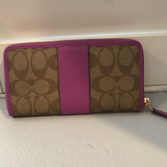 *Sold* Coach Monogram Accordion Zipper Wallet - Picture 3 of 8
